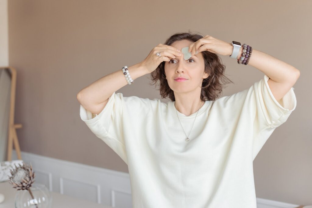 Наталья Дичковская показывает как пользоваться скребком гуаша