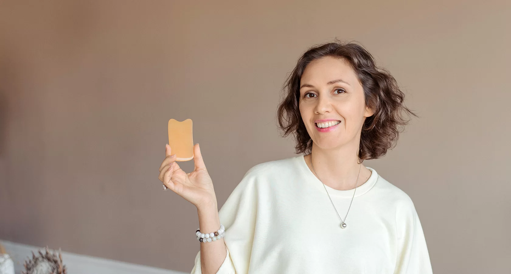 Наталья Дичковская со скребком гуа ша